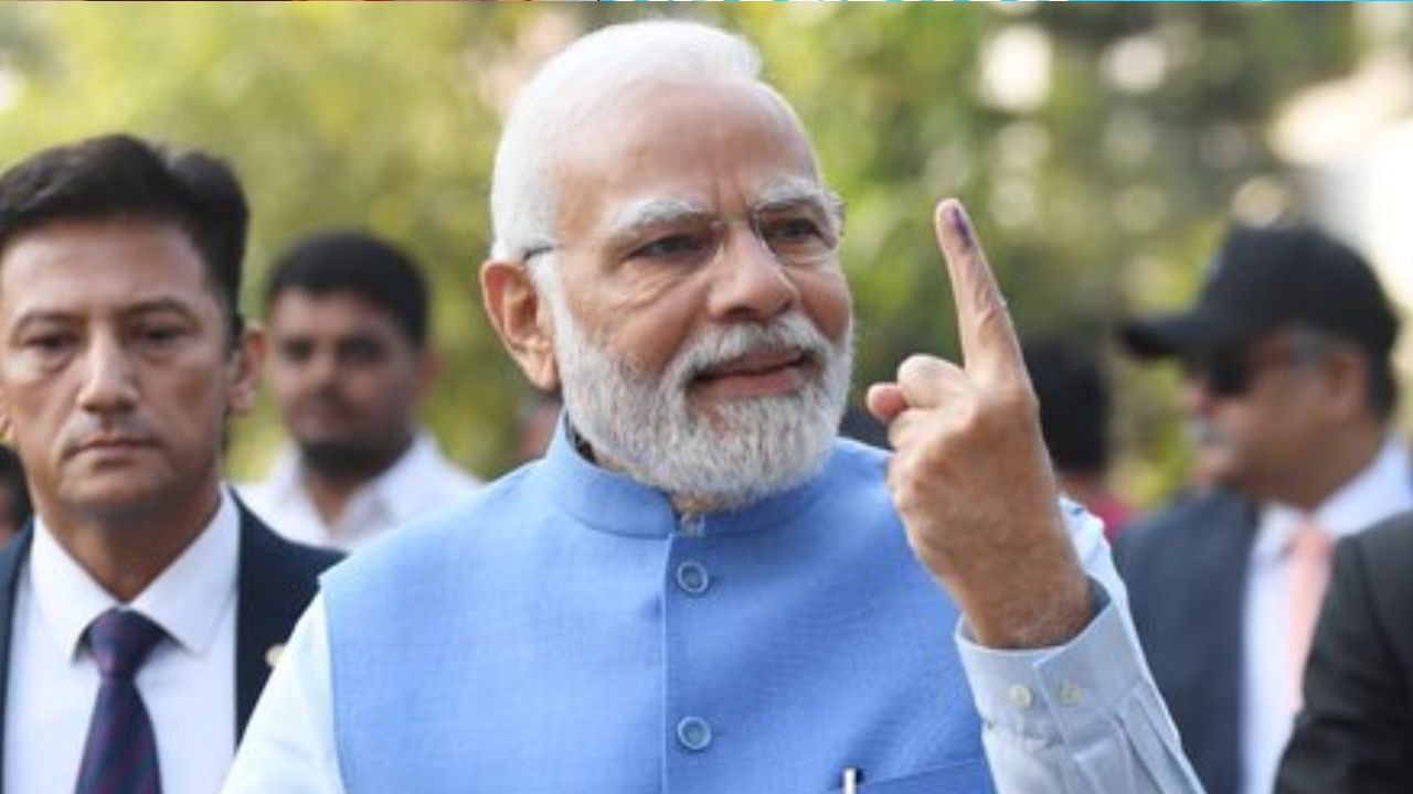 PM Modi: দাদার বাড়ির কাছের বুথে ভোট দিয়ে নমোর বার্তা, ‘গণতন্ত্রের উৎসবে সামিল হন সবাই’