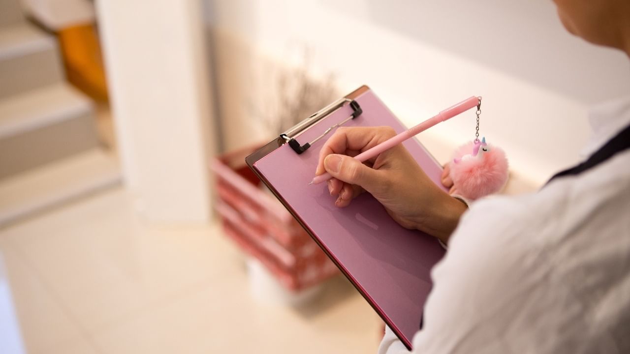 প্রথমে একটা তালিকা বানিয়ে নিন কী কী আপনি নিজের আয়কে কোন খাতে খাতে খরচ করতে চান। যেমন, পরিবারের জন্য একটি স্বাস্থ্য বিমা, জীবন বিমা এবং জরুরি তহবিল করবেন। এই সব খাতে কত টাকা খরচ হচ্ছে তার একটা হিসেব রাখুন। বাকি টাকা থেকে কতটা সঞ্চয় করবেন সেটা চিন্তাভাবনা করে নিন।