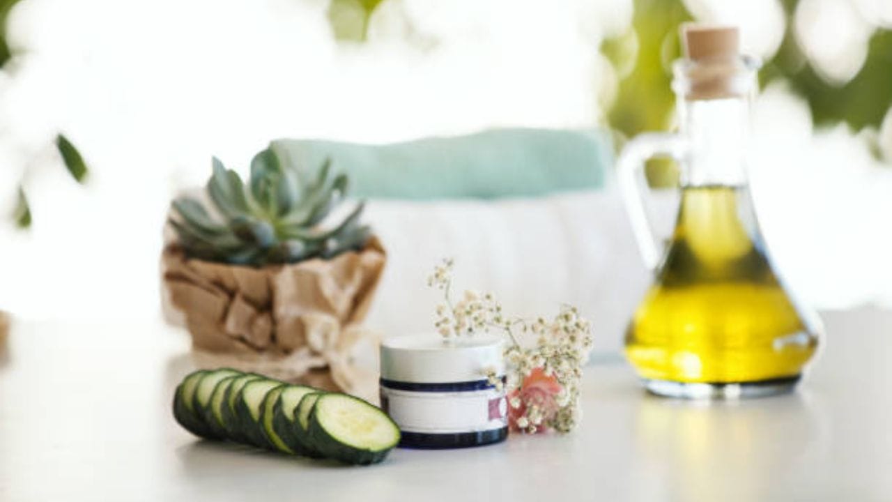 Olive Oil শুষ্ক ত্বকের সমস্যা কমছে না? শীতে নিয়ম করে মুখে অলিভ অয়েল