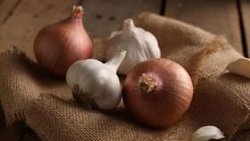 Garlic and Onion: হাতে রসুন আর মুখে পিঁয়াজের কটু গন্ধ! এমন কটু গন্ধ থেকে দ্রুত নিষ্কৃতি পেতে কী করবেন? Garlic and Onion: হাতে রসুন আর মুখে পিঁয়াজের কটু গন্ধ! এমন কটু গন্ধ থেকে দ্রুত নিষ্কৃতি পেতে কী করবেন?
