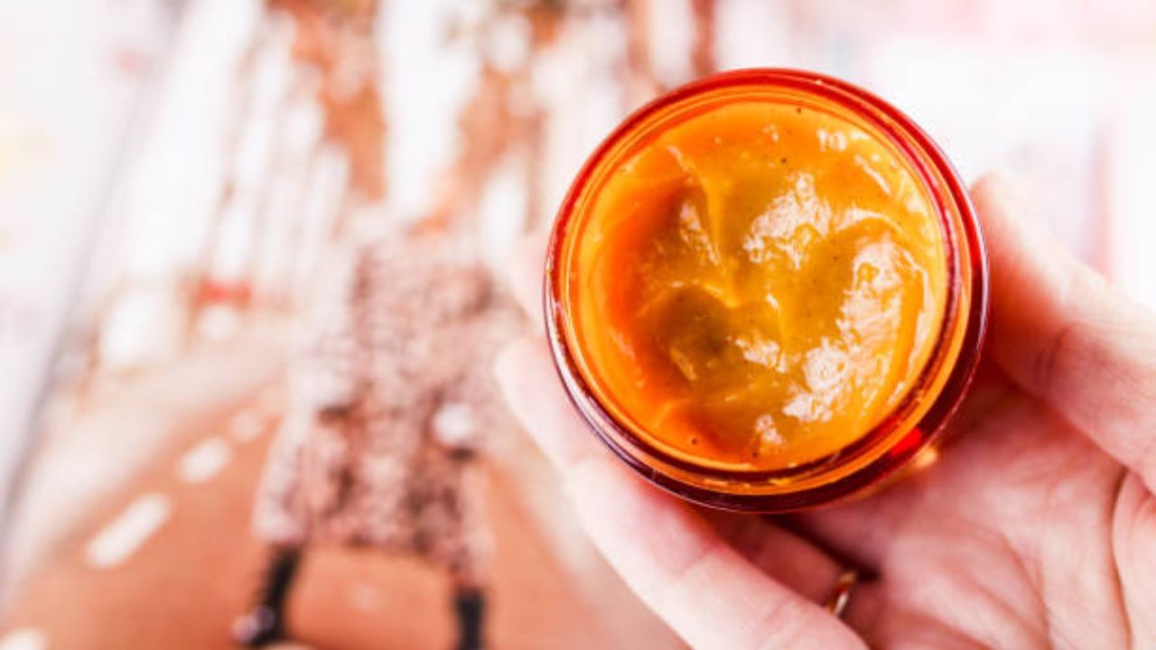 কমলালেবুর খোসা গুঁড়োর সঙ্গে মিশিয়ে ফেলুন বেসন। এই মিশ্রণটি প্রতিদিন স্নানের আগে কাঁচা দুধ দিয়ে খুব ভালো করে সারা শরীরে মুখে, গায়ে ঘষে ঘষে লাগিয়ে ফেলুন তারপরে স্নান করে ফেলুন 