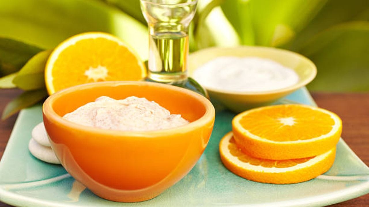 আর তাই কমলার খোসা কাজে লাগান রূপচর্চা। তবে খোসা আগে ভালভাবে রোদে শুকিয়ে নিতে হবে। এরপর তা গুঁড়ো করে নিয়ে ব্যবহার করুন। 