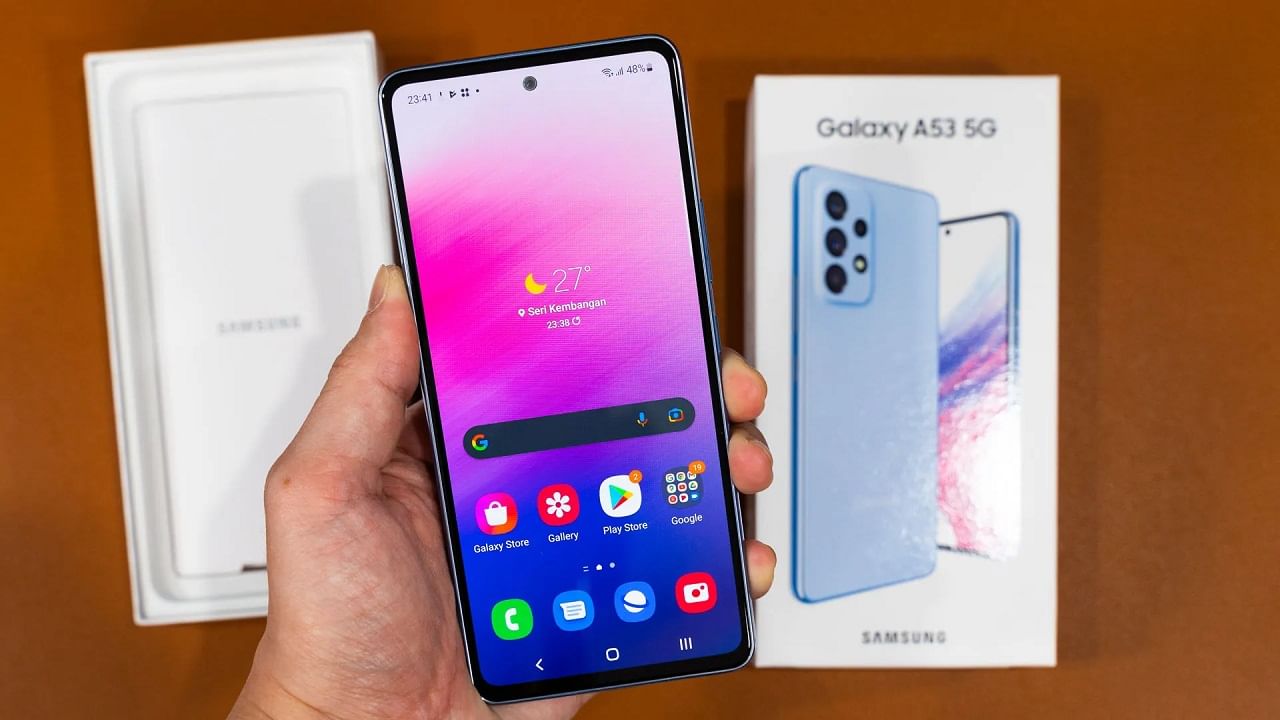 Samsung Galaxy A53-এর ফিচার ও স্পেসিফিকেশন: Samsung Galaxy A53 ফোনটিতে 120 হার্টজ রিফ্রেশ রেটের 6.5-ইঞ্চি ফুল এইচডি(HD) সুপার অ্যামোলেড ডিসপ্লে রয়েছে। ফাস্ট পারফরম্যান্সের জন্য ফোনে অক্টা কোর (2.4 গিগাহার্টজ + 2.4 গিগাহার্টজ) প্রসেসর ব্যবহার করা হয়েছে। 