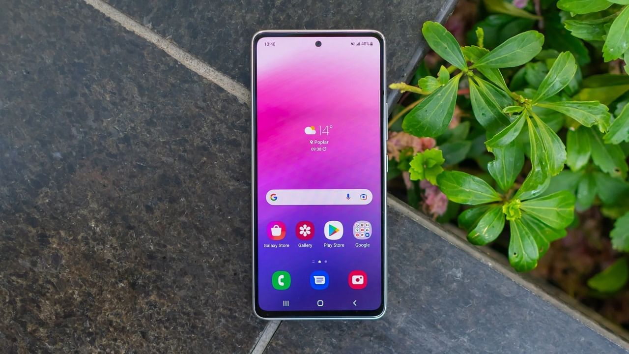 Samsung-এর 'The Holiday Season' সেলে অতিশয় সস্তায় বিক্রি হচ্ছে Samsung Galaxy A53। স্মার্টফোনটির 6GB র‌্যাম ও 128GB স্টোরেজ ভ্যারিয়েন্টের দাম 40,999 টাকা। কিন্তু Samsung-এর হলিডে সিজন সেলে 9,000 টাকা ডিসকাউন্ট চলছে। ফলে ফোনটির দাম কমে হচ্ছে মাত্র 31,999 টাকা।