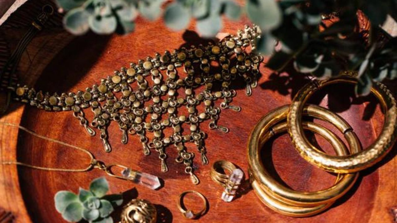 Jewellery Care: সোনা-রূপো-হিরের গয়না চকচকে করতে চান? মাত্র ৩টি উপায়েই কাজ হবে হাসিল