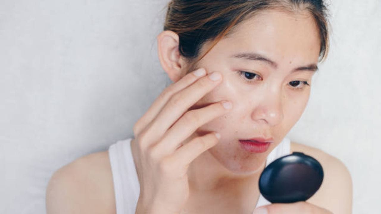 গাজর আর মধুর রস একসঙ্গে ব্যবহার করতে পারলেও কাজে আসবে। রোজ ব্যবহার করতে পারলে খুবই ভাল। 