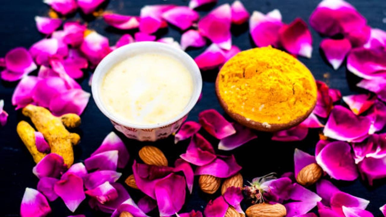 শরীরের জন্য তো বটেই ত্বকের জন্য খুব ভাল কমলালেবু। আর তাই কমলালেবুর রস আর গোলাপ জল একসঙ্গে মিশিয়ে টোনার হিসেবে ব্যবহার করতে পারেন। 