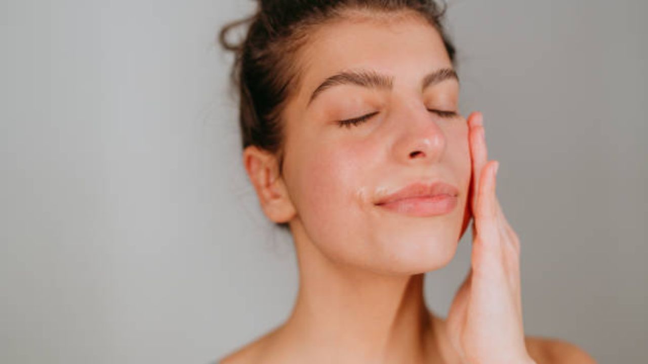 তৈলাক্ত ত্বকে সারাবছরই কিছু না কিছু সমস্যা লেগেই থাকে। শীত এলে সেই সব সমস্যা বাড়ে বই কমে না। ব্রণ, র‌্যাশ, জ্বালা ভাব লেগে থাকে। সেই সঙ্গে হারিয়ে যায় ত্বকের স্বাভাবিক আর্দ্রতাও। অথচ শীত মানেই উৎসবের মরশুম। রোজ পার্টি, নিমন্ত্রণ, বিয়েবাড়ি এই সব তো লেগেই রয়েছে। 