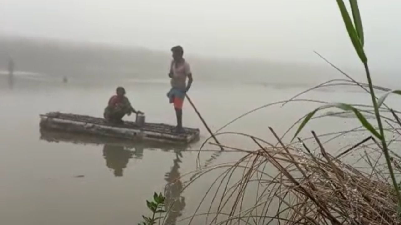 জলপাইগুড়িতে ৩১ নম্বর জাতীয় সড়কেও হেডলাইটই ভরসা গাড়ির চালকদের। রাস্তার পাশে গরম চায়ের উষ্ণতা নেওয়ার ভিড়। তবে জীবিকার টানে তিস্তা নদীতে ভেলাও ভাসিয়েছেন মৎস্যজীবীরা।