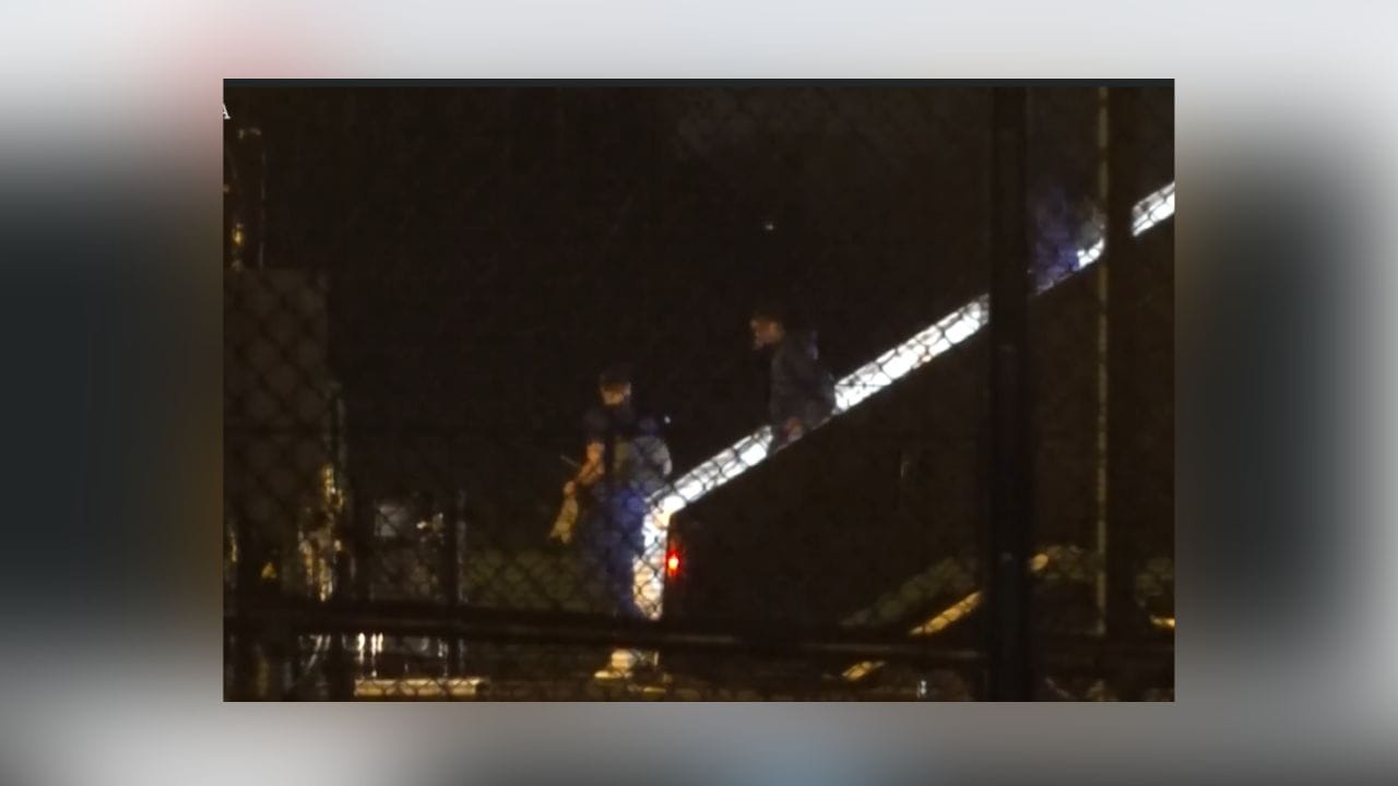 প্রত্যাশার ঝুলি ভর্তি করে কাতারে গিয়েছিলেন। খালি হাতে ফেরার আশা করেননি সাউথগেটরা। বার্মিংহাম এয়ারপোর্টে ইংল্যান্ড দলের শরীরি ভাষা পরিষ্কার জানান দিচ্ছিল, ভেঙে পড়েছেন তাঁরা। (ছবি:টুইটার)