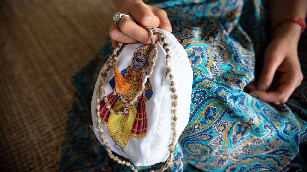 Tulsi Mala: সমস্ত কষ্ট দূর করতে গলায় ধারণ করুন তুলসীর মালা! উপকার পেতে মেনে চলুন এই নিয়মগুলি