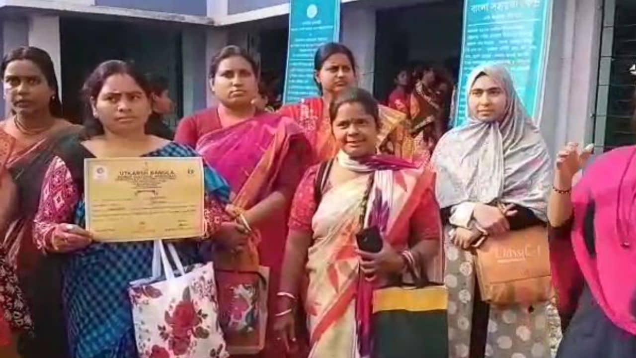 Utkarsha Bangla: উৎকর্ষ বাংলার টাকায় বেনিয়ম, বিক্ষোভে ফেটে পড়লেন মহিলারা
