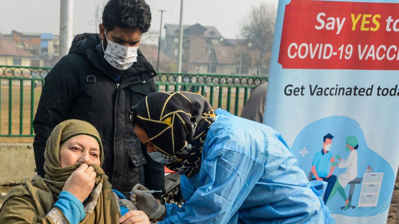 COVID-19: চিনে দাপট দেখানো বিএফ.৭ সাব-ভ্যারিয়েন্ট রুখতে সক্ষম কোভিশিল্ড-কোভ্যাক্সিন? খতিয়ে দেখবে রাজ্য