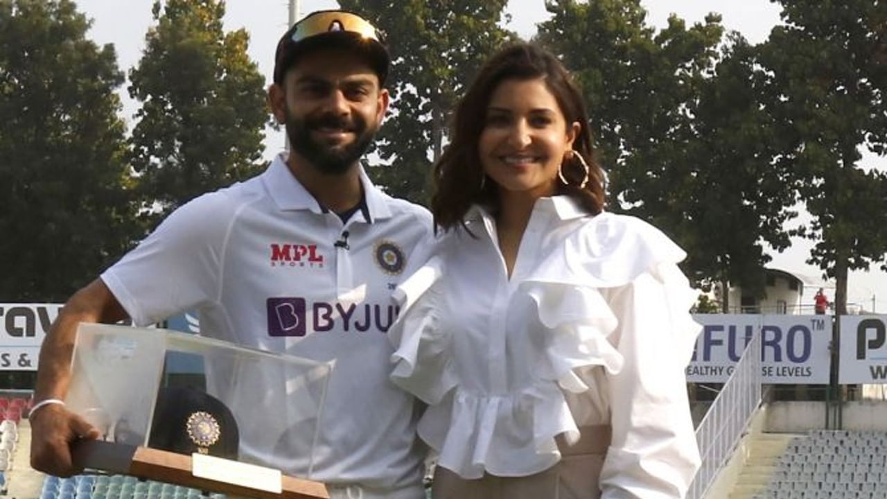 বিরাট কোহলির ছেলেবেলার হিরো হলেন রাহুল দ্রাবিড়। তাঁর হাত থেকে মাইলস্টোন ম্যাচের (১০০তম টেস্টের) জন্য কোহলিকে  জন্য ক্যাপ ও স্মারক তুলে দেওয়ার আগে, বিরাট প্রশংসা করেন রাহুল।
