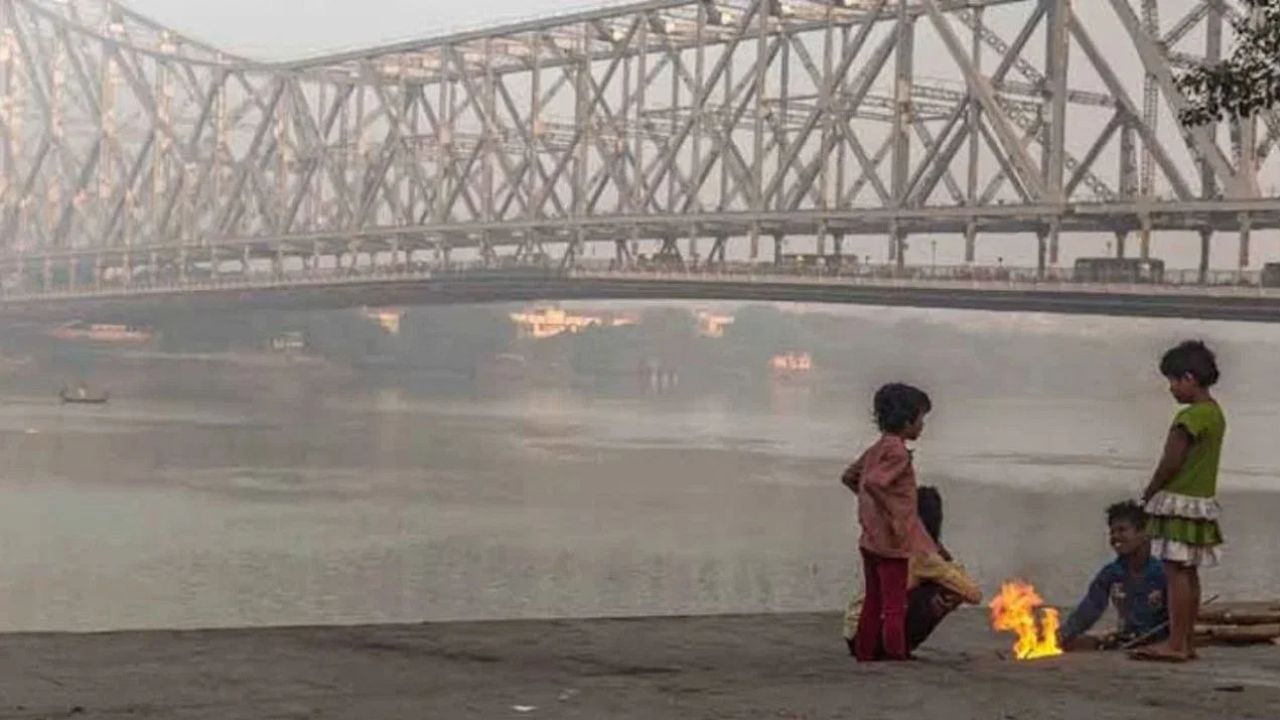 তবে বুধবার থেকে তাপমাত্রা আবার নিম্নমুখী হবে। বছর শেষে ২৯ ও ৩০ ডিসেম্বর তাপমাত্রা ১৩ ডিগ্রি সেলসিয়াস থেকে ১৪ ডিগ্রি সেলসিয়াসের কাছাকাছি চলে আসবে কলকাতায়। গোটা রাজ্যেরই তাপমাত্রা নামবে বছর শেষে। উত্তরবঙ্গেও তাপমাত্রা ২৯ ডিসেম্বর থেকে কমতে শুরু করবে।