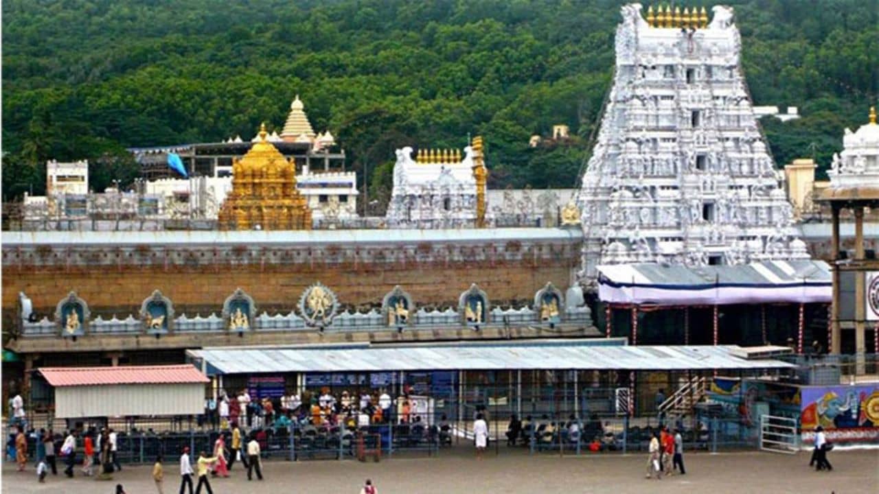 Tirupati Temple Stealing: বড়সড় চুরি তিরুপতি মন্দিরে, লাড্ডু কাউন্টার থেকে গায়েব একগুচ্ছ বান্ডিল