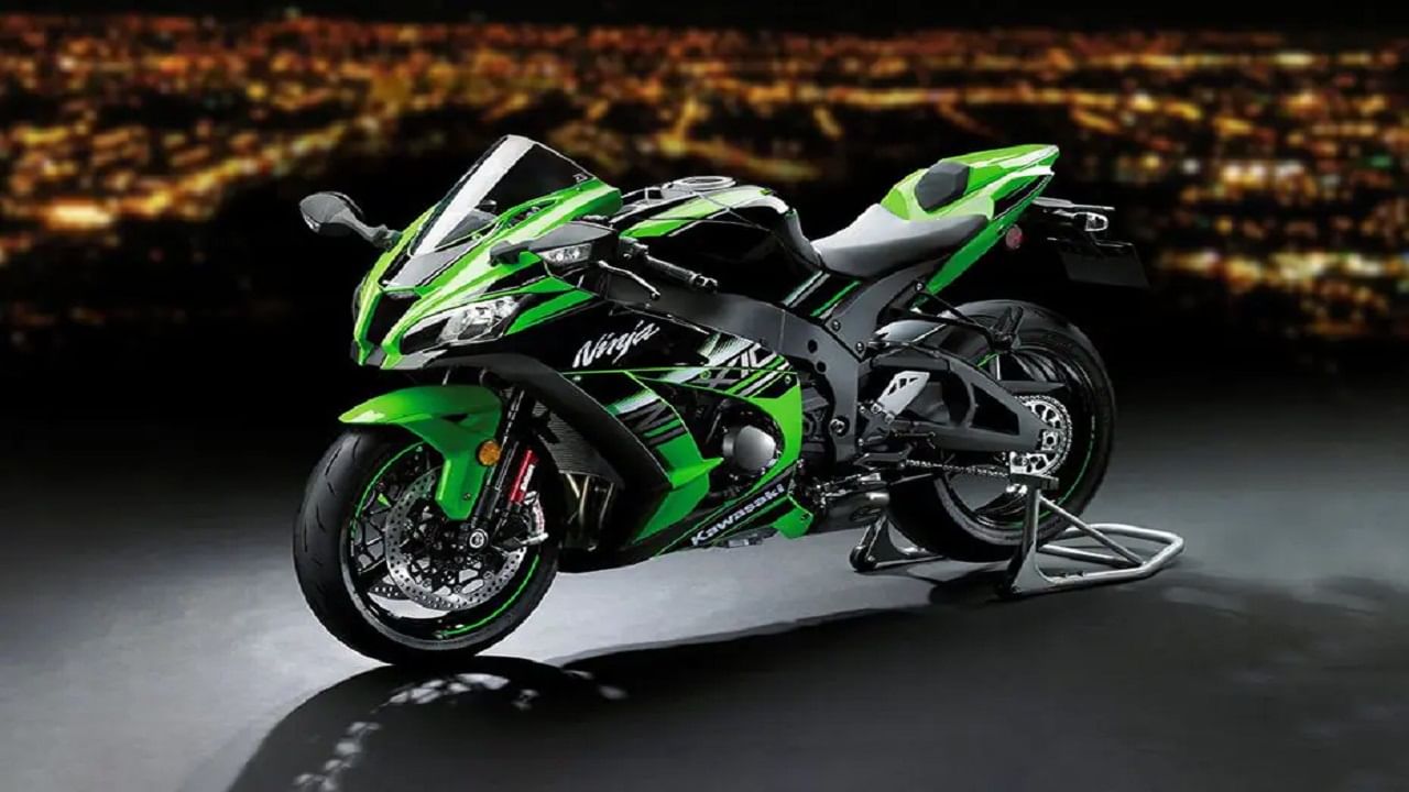 Kawasaki Ninja ZX-10R: বিক্রির দিক থেকে দ্বিতীয় নম্বরটি হল Ninja ZX-10R৷ 2022বাইক। ভারতীয় বাজারে এই বিলাসবহুল বাইকের এক্স-শোরুম দাম হল 16.15 লক্ষ টাকা। বিশেষ বিষয় হল সেরা 5টি বাইকের তালিকায় এটি সবচেয়ে দামি বাইক।