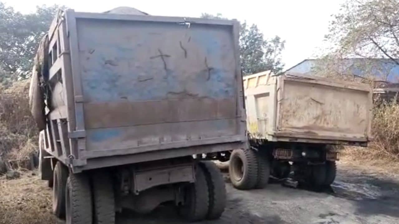 Asansol Smuggling: ডাম্পারের ডিকিতে ভর্তি ফ্ল্যাই অ্যাশ, হাওয়াতে ছাই উড়তেই চক্ষু চড়কগাছ দুঁদে কর্তাদের