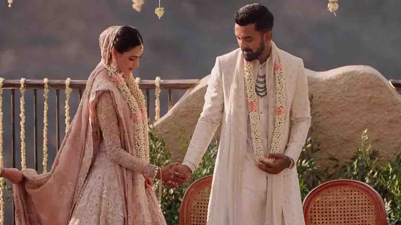 আথিয়া বিয়ে করেছেন ভারতের জাতীয় ক্রিকেট দলের খেলোয়াড় কেএল রাহুলকে। আথিয়ার মতো তিনিও দক্ষিণ ভারতীয়।