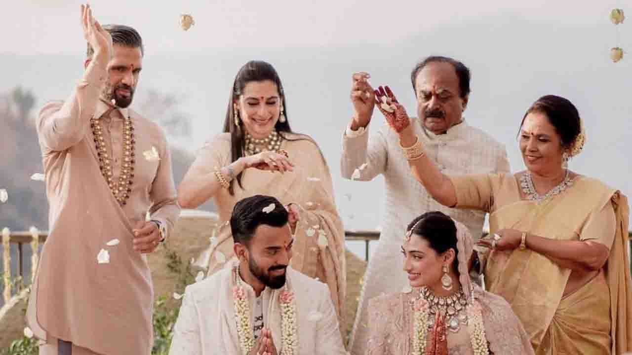 শেষমেশ ২৩ জানুয়ারি সাত পাকে বাঁধা পড়েন আথিয়া-রাহুল। পরিবারের গুরুজনদের আশীর্বাদ নিয়ে বিয়ে করেছেন তাঁরা।