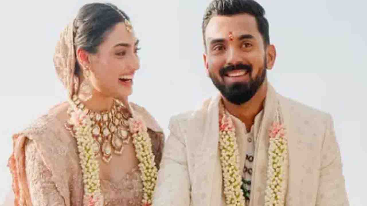 আথিয়া-রাহুলের বিয়েতে দারুণ খুশি দুই পরিবার। কেএল রাহুলকে জামাই হিসেবে দারুণ পছন্দ সুনীল শেট্টির। তিনি বলেছেন, "শ্বশুরমশাই নয়, আমি ওর বাবা হয়ে থাকতে চাই।"