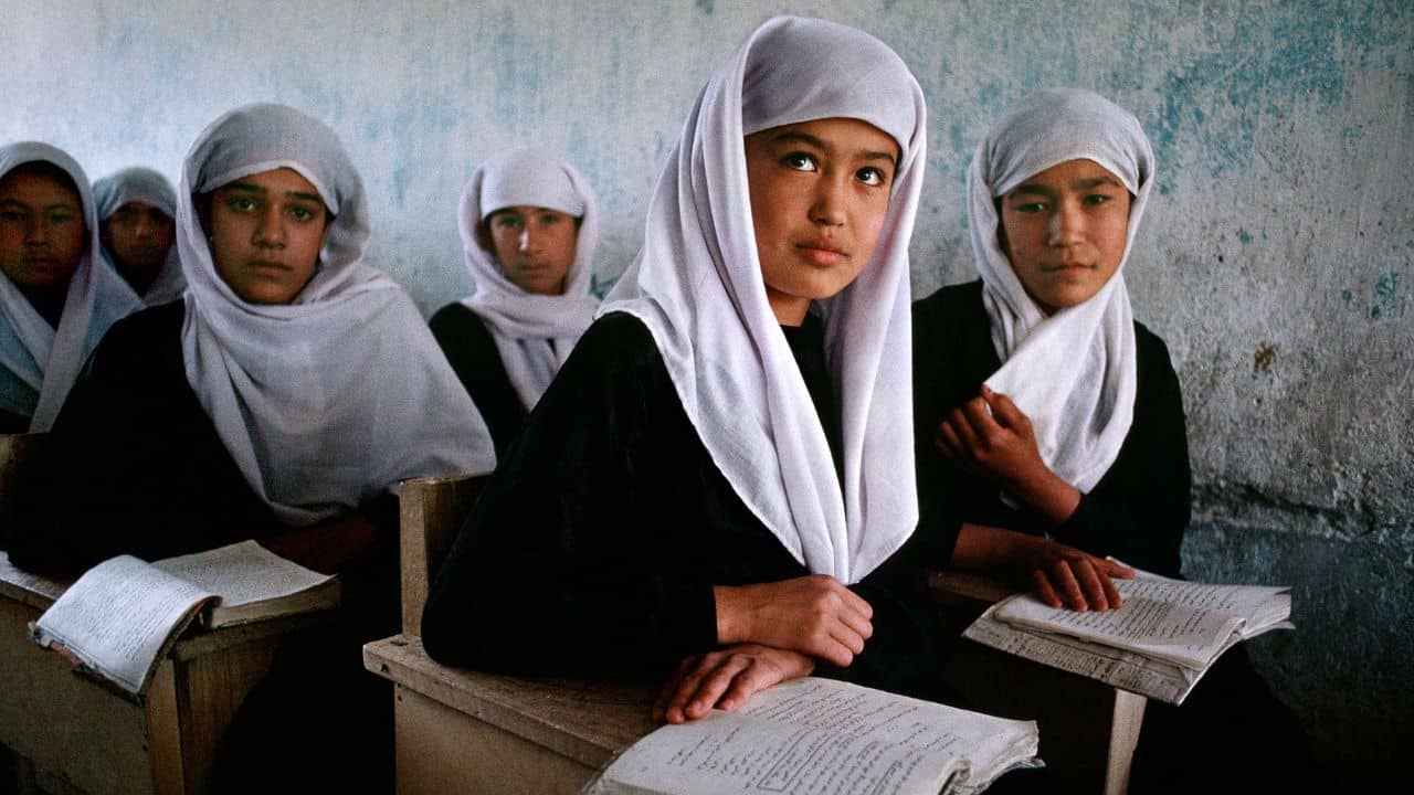 Girls Education: পিছু হটল তালিবান, মাত্র ষষ্ঠ শ্রেণি পর্যন্ত পড়ার অনুমতি দেওয়া হল আফগান মেয়েদের