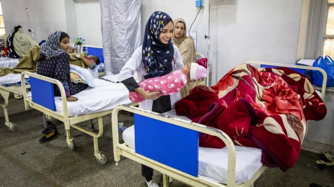 Afghanistan: ফতোয়ার জাঁতাকল, বিনা চিকিৎসাতেই কি মরতে হবে আফগান মহিলাদের?