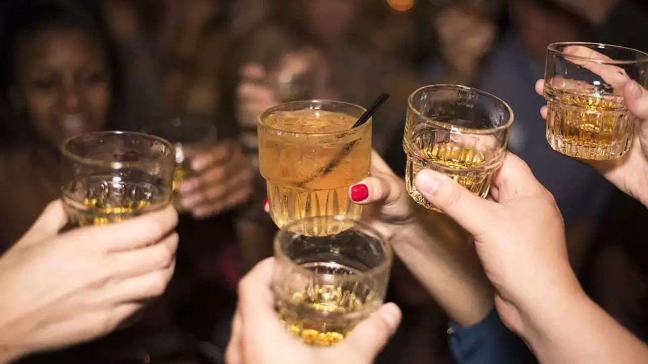 Alcohol Drinking: ২১ বছর বয়স কমিয়ে এবার ১৮-তেই মদ্যপানের প্রস্তাব