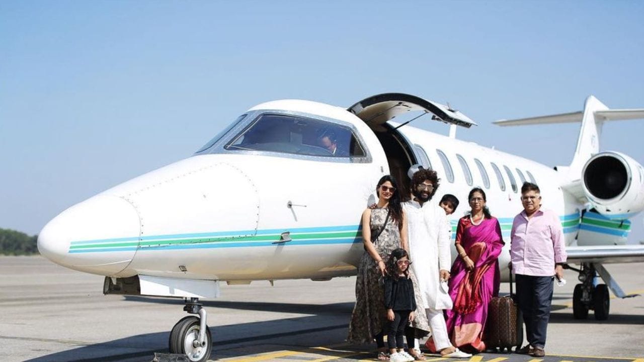 দক্ষিণী তারকা আল্লু অর্জুনের বাজার এখন বেশ রমরমা। শেষ বছর তাঁর সিনেমা 'পুস্পা দ্য রাইজ' বক্স অফিসে সাড়া ফেলেছিল. তারপর থেকেই তাঁর জনপ্রিয়তা বৃদ্ধি পেয়েছে আরও। বিলাসবহুল জীবনযাপন অভিনেতার। তাঁর সম্পত্তির পরিমান নাকি ৩৫০ কোটি টাকা। অভিনেতার একটি প্রাইভেট জেটও রয়েছে। মাঝেমধ্যেই সন্তানদের নিয়ে আকাশপথে ঘুরতে বেড়িয়ে পড়েন তিনি। 