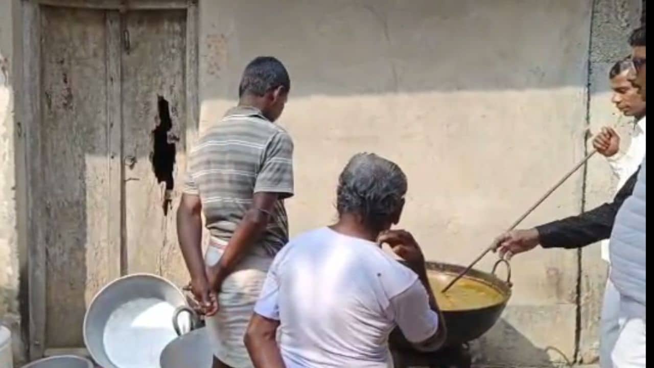 Goghat School: পড়ে রয়েছে সাপের খোলস, তার পাশেই শিশুদের জন্য রান্না হচ্ছে সরস্বতী পুজোর খিচুড়ি