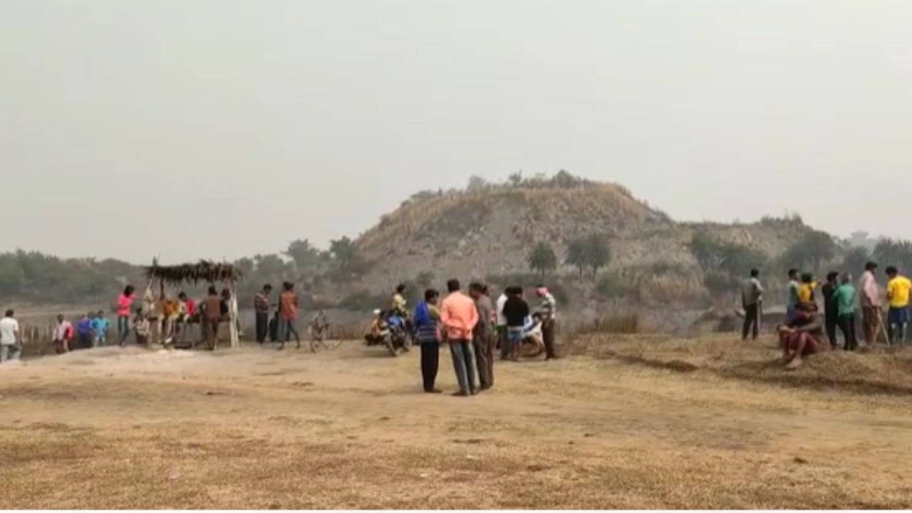Coal Mine: ছাই দিয়ে ভরাট হচ্ছে খনি, বাড়ছে ত্বকের সমস্যা, দূষণের জেরে বাড়ছে বিক্ষোভ