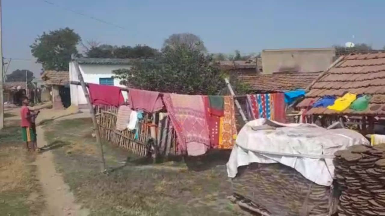 Asansol: আদিবাসীদের পাট্টা জমিও দখলের অভিযোগ প্রোমোটারদের বিরুদ্ধে, জেসিবি আটকে বিক্ষোভ