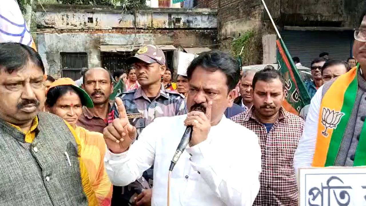 BJP MLA : শুধরে যান, নইলে জুতোপেটা খাবেন, প্রধানকে আক্রমণ পদ্ম বিধায়কের, ‘মতিভ্রম হয়েছে’, পাল্টা তোপ তৃণমূলের