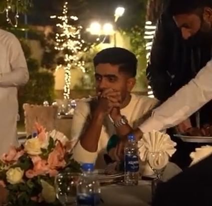 পার্টিতে উপস্থিত ছিলেন পাকিস্তানের অধিনায়ক বাবার আজম থেকে শুরু করে ইনজামাম উল হকরা। এ ছাড়াও বর্তমান টেস্ট ও ওয়ান ডে দলের সদস্যরাও সামিল হয়েছিলেন সেই পার্টিতে। ছবি: শাহিদ আফ্রিদি ইনস্টাগ্রাম