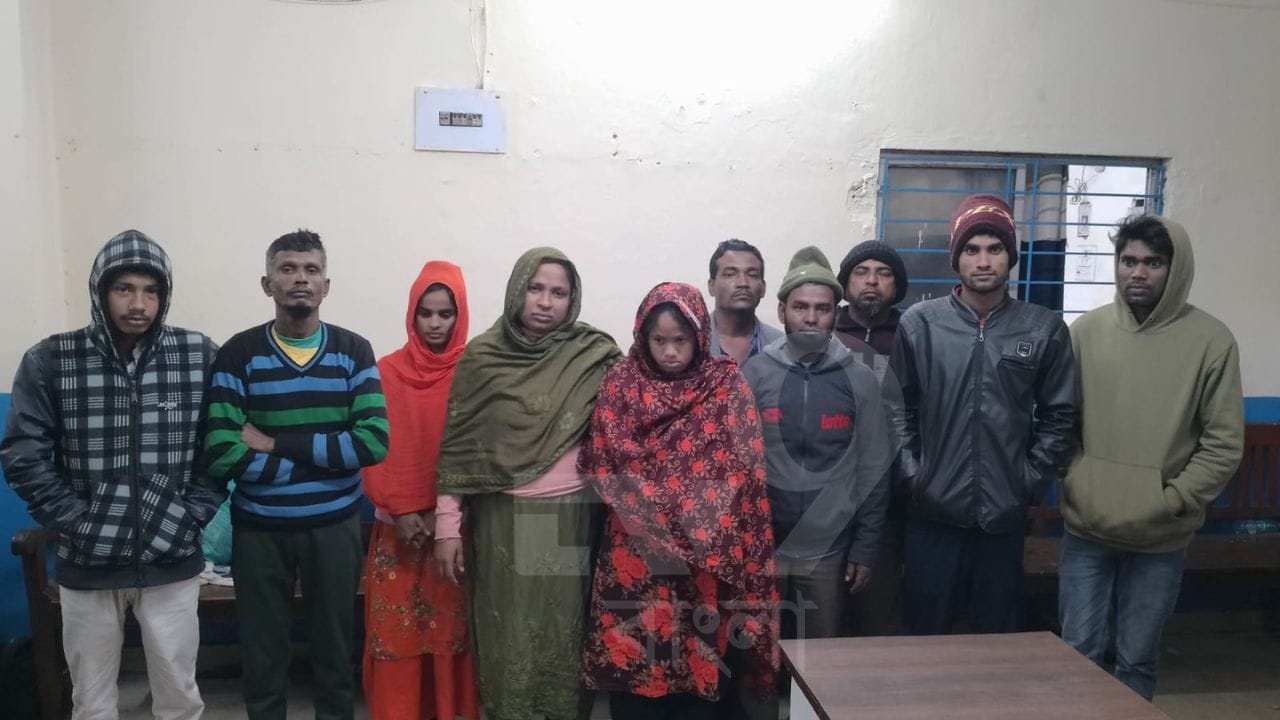 Bangladeshi Arrested হাওড়া স্টেশনের বাইরে থেকে গ্রেফতার একদল