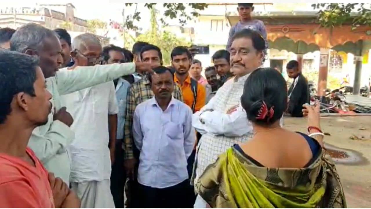 Didir suraksha kavach: গ্রামবাসীদের বিক্ষোভের মুখে দিদির দূত, অভিযোগ শুনেই পাল্টা ধমক ঠিকাদারকে