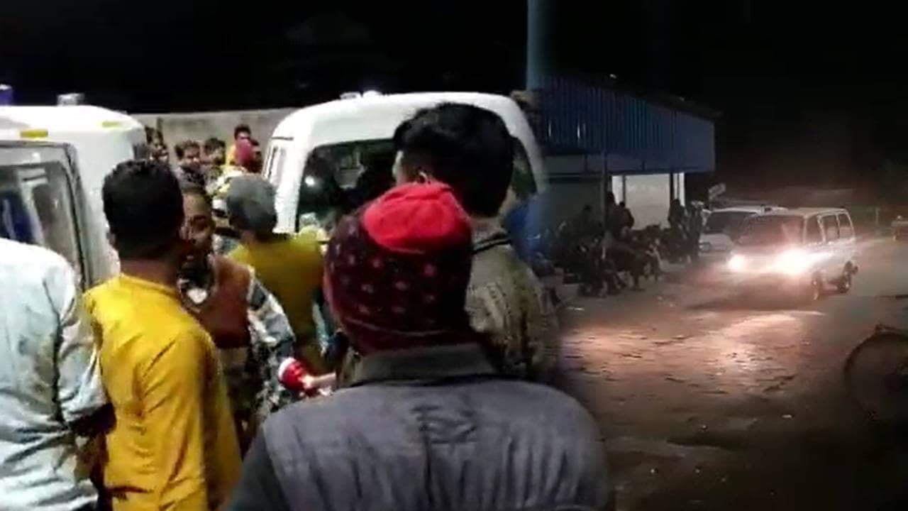 Road Accident : আচমকা ফুচকার স্টলে সজোরে ধাক্কা চারচাকার, মুহূর্তেই মাটিতে লুটিয়ে পড়ল ৩ শিশু-সহ ৭