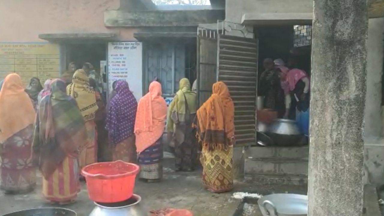 Murshidabad Mid Day Meal: সবেমাত্র খুদেগুলো ক্লাসরুমে ঢুকছে, হঠাৎই আর্তনাদ, স্কুলের ভিতর থেকে উড়ে গেল ফুটন্ত ভাতের ফ্যান...