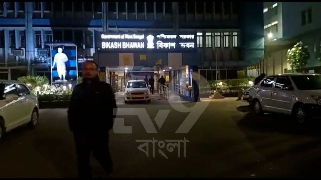 CBI in Bikash Bhawan: হঠাৎ বিকাশ ভবনে ঢুকল সিবিআই, শিক্ষাসচিব মনীশ জৈনের সঙ্গে কথা গোয়েন্দাদের