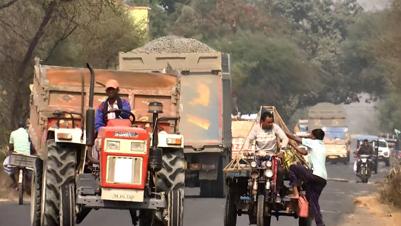 Birbhum News : বেপরোয়া কেষ্টভূম, মমতার নির্দেশকে বুড়ো আঙুল দেখিয়ে রাস্তায় ছুটছে ওভারলোডেড ট্রাক