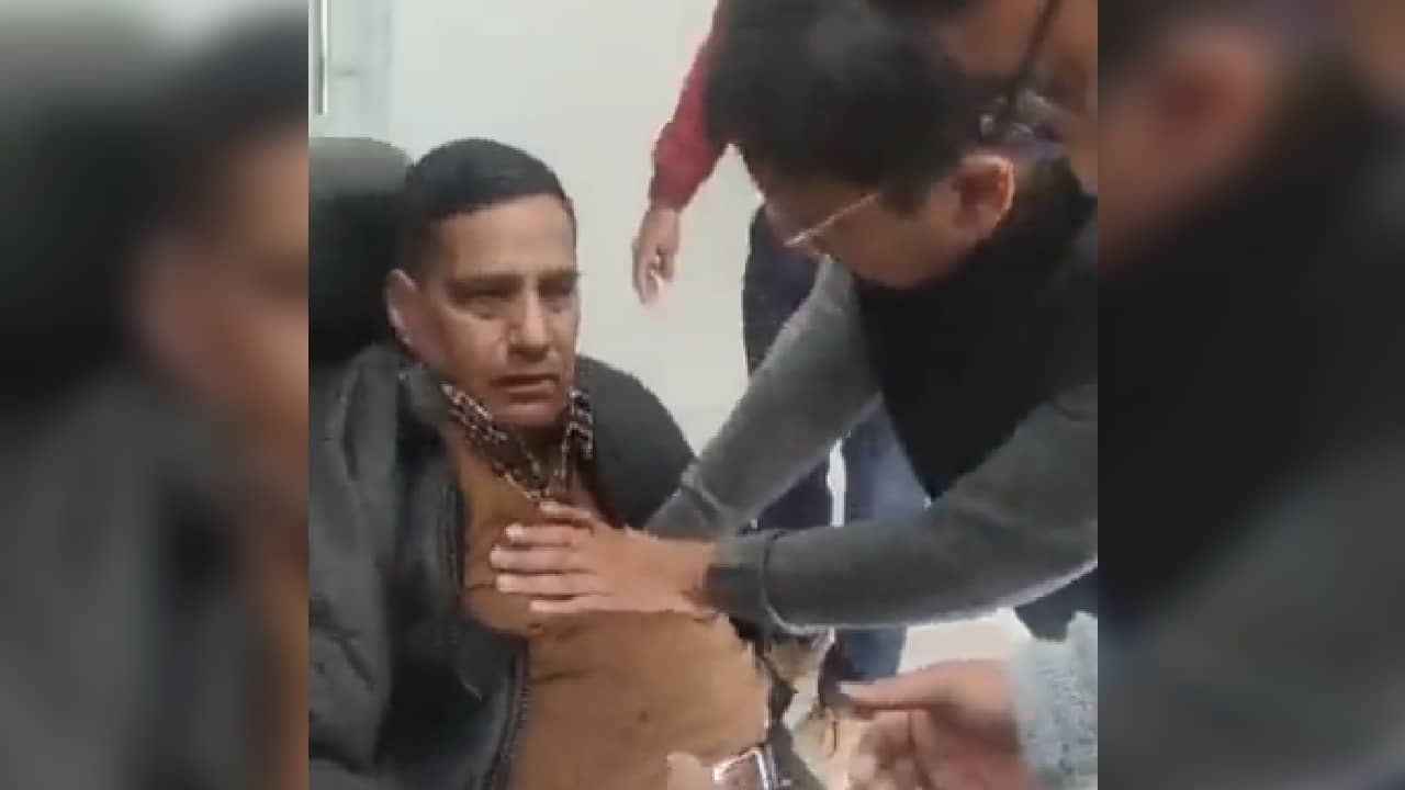 Health Secretary Performing CPR:  ভিডিয়ো: অপটু হাতেই ব্যক্তিকে সিপিআর দিচ্ছেন স্বাস্থ্য সচিব, প্রশংসায় ভাসল নেটপাড়া