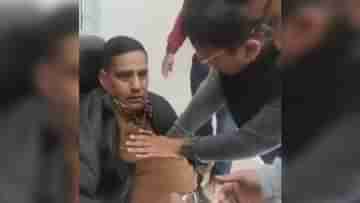 Health Secretary Performing CPR:  ভিডিয়ো: অপটু হাতেই ব্যক্তিকে সিপিআর দিচ্ছেন স্বাস্থ্য সচিব, প্রশংসায় ভাসল নেটপাড়া