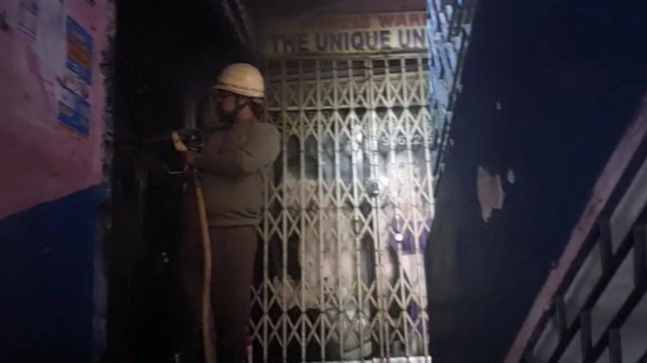 Kolkata Fire: বাগুইআটিতে রাষ্ট্রায়ত্ত্ব ব্যাঙ্কের শাখায় আগুন, সরিয়ে ফেলা হয়েছে আশপাশের বাসিন্দাদের