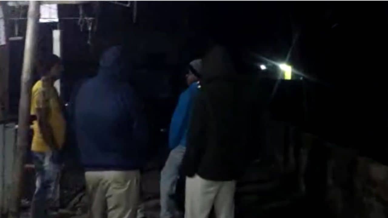 Canning Women Harrasment: শৌচালয়ে ঢুকে পিছন থেকে ভাইয়ের বউকে জাপটে ধরলেন ভাসুররা...নোংরা, ভয়ঙ্কর অভিজ্ঞতা বধূর