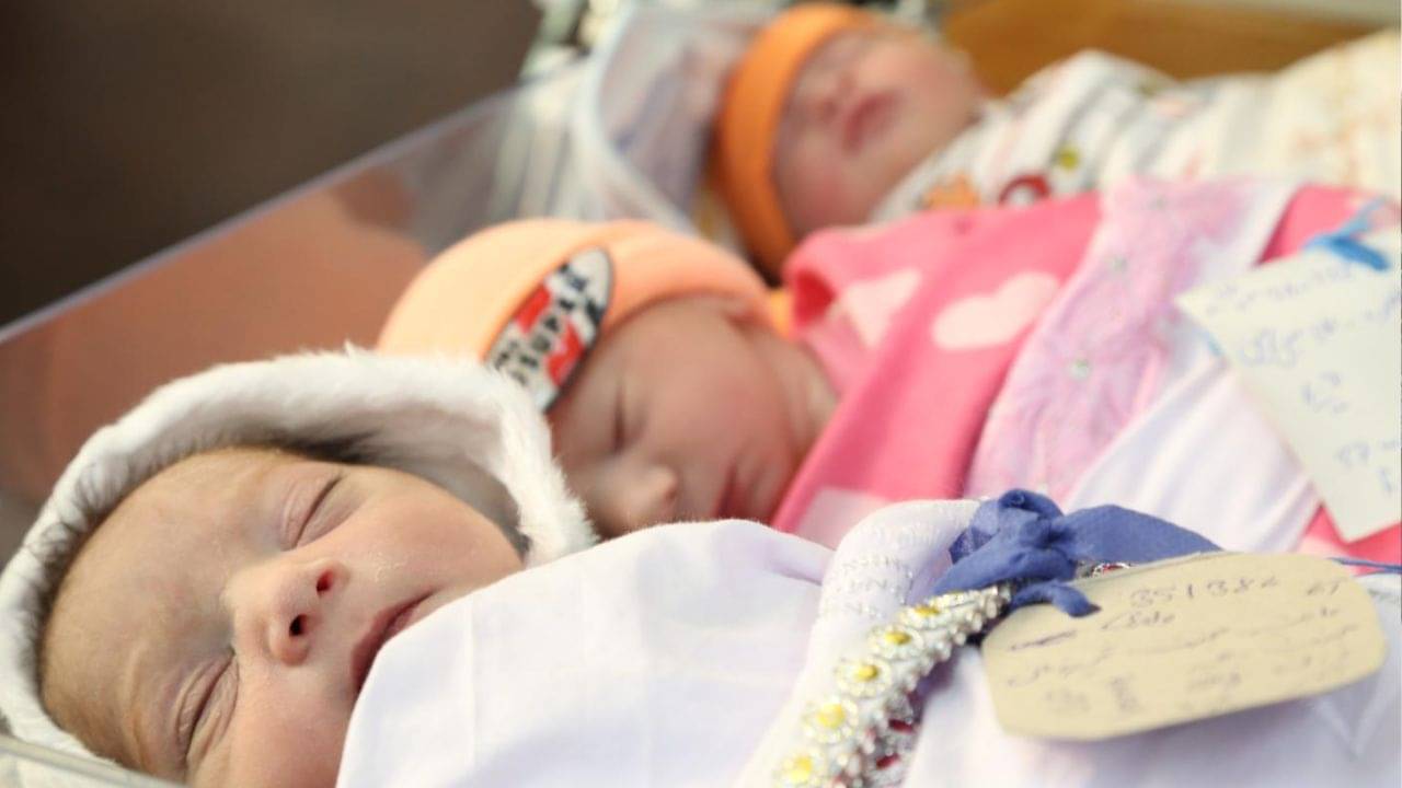 Child Birth: নর্মাল ডেলিভারির মাধ্যমে একসঙ্গে ৩ সন্তান প্রসব, হাসি ফুটল নুন আনতে পান্তা ফুরানো সংসারে