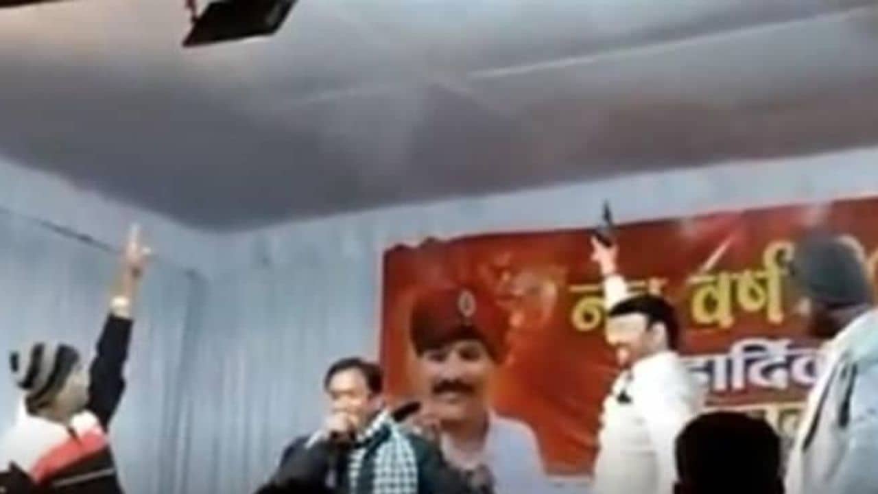 Congress MLA: অনুষ্ঠানে বন্দুক উঁচিয়ে নাচছেন বিধায়ক, ভাইরাল ভিডিয়ো