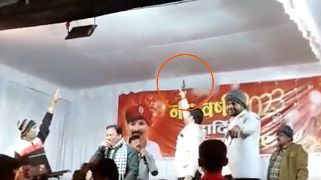 Congress MLA: গান বাজছে ম্যায় হুঁ ডন, স্টেজে নাচতে নাচতে বন্দুক উঁচিয়ে শূন্যে গুলি চালালেন কংগ্রেস বিধায়ক