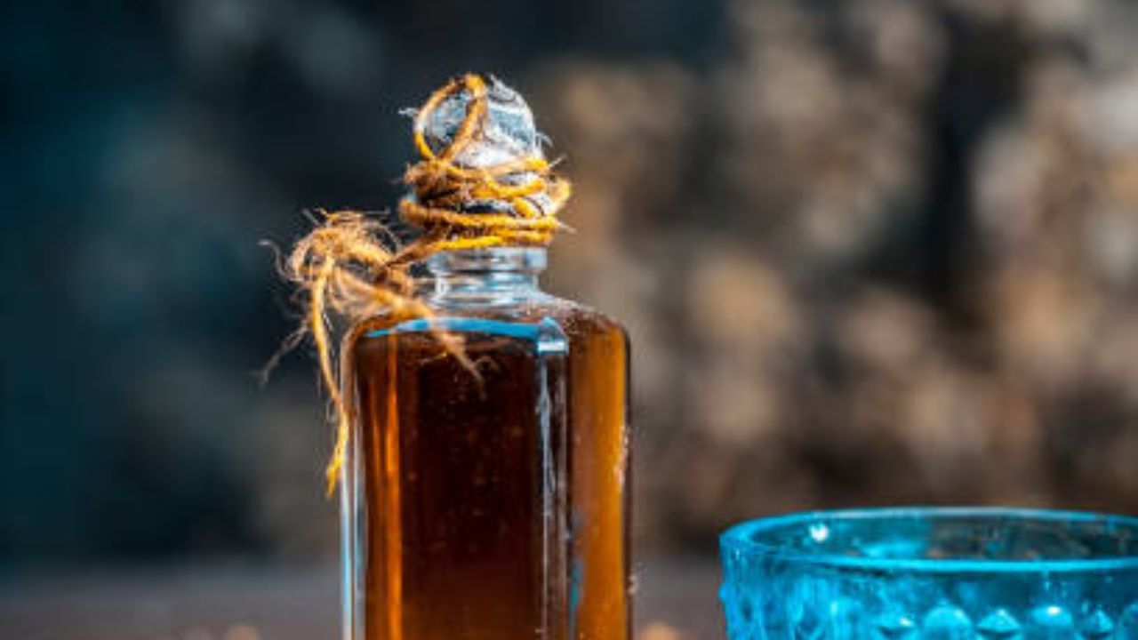 সরষে তেল- সরষের তেলের মধ্যে স্যাচুরেটেড ফ্যাট খুব কম পরিমাণে  থাকে। যে কারণে এই তেল স্বাস্থ্যকর তেল হিসেবেই গণ্য হয়। এছাড়াও সরষের তেলের মধ্যে থাকে পলিআনস্যাচুরেটেড এবং মনোস্যাচুরেটেড ফ্যাট। যা হৃদরোগ ঠেকাতে উপকারী। এছাড়াও সরষের তেলের মধ্যে যে সব পুষ্টিকর উপাদান থাকে যা দ্রুত ওজন কমায়। 