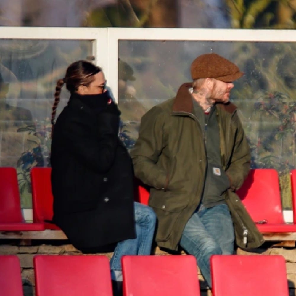 এ বার ফুটবল কিংবদন্তি ডেভিড বেকহ্যাম স্ত্রী ভিক্টোরিয়া বেকহ্যামকে (Victoria Beckham) নিয়ে ছেলে রোমিওর খেলা দেখতে গিয়েছিলেন। সেখানে হঠাৎ ঠাণ্ডায় জড়ো সড়ো হয়ে যান বেকহ্যামের স্ত্রী। (ছবি-টুইটার)
