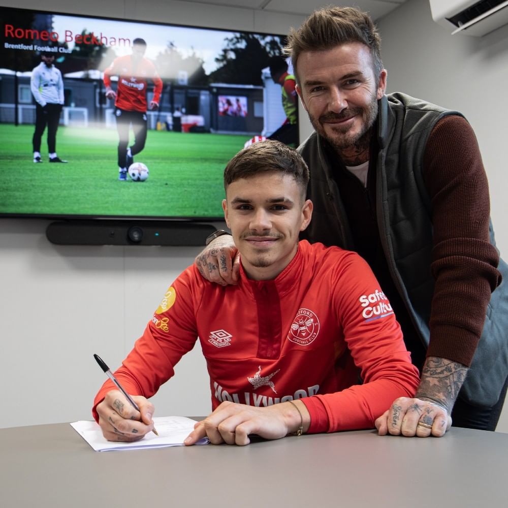 Romeo Beckham, the son of legendary England footballer David Beckham, has recently joined the Brentford B team. Beckham took to the pitch to watch his son's first game a few days ago.  (Photo-Twitter)
